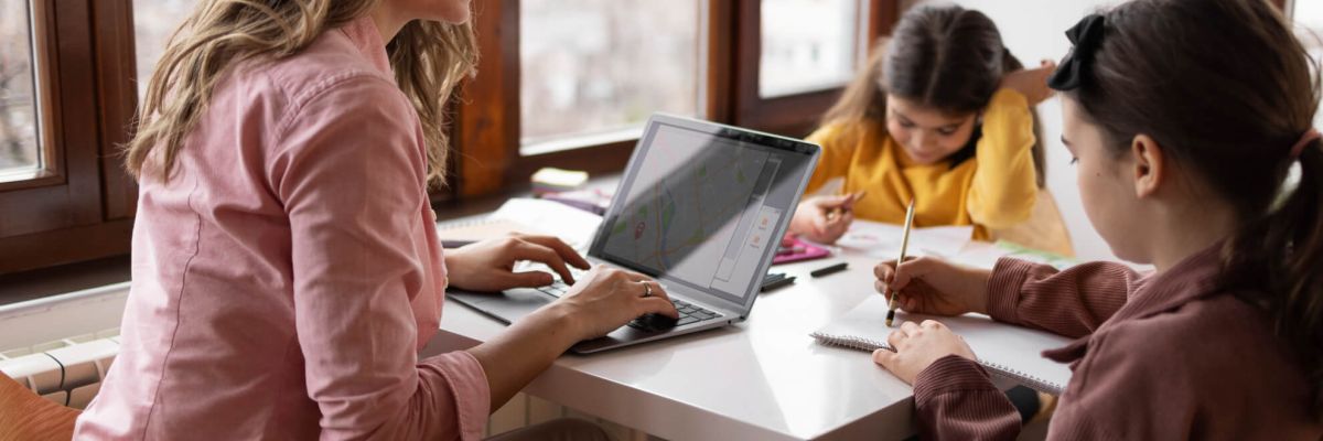 Δασκάλα με laptop