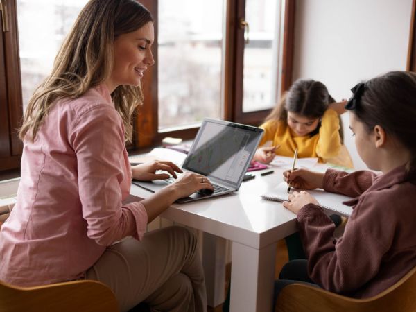 Δασκάλα με laptop