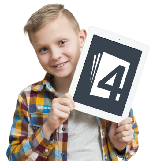 Ένα παιδί που χαμογελά καθώς κρατά ένα tablet