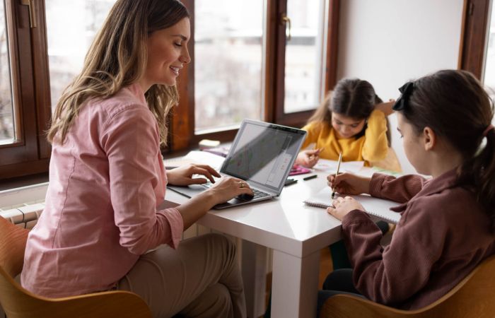 Δασκάλα με laptop